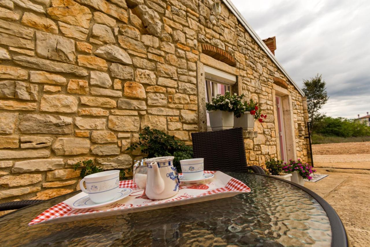 Lovely House Ровин Екстериор снимка