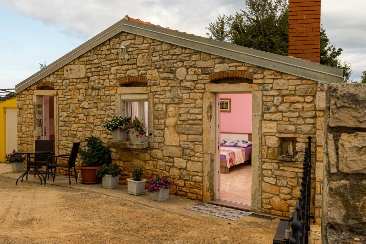 Lovely House Ровин Екстериор снимка