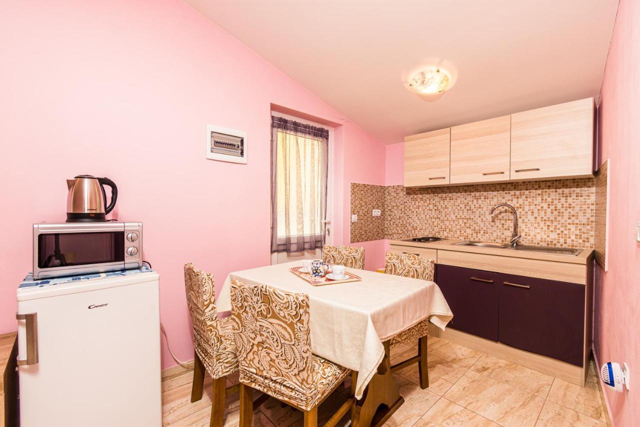 Lovely House Ровин Екстериор снимка